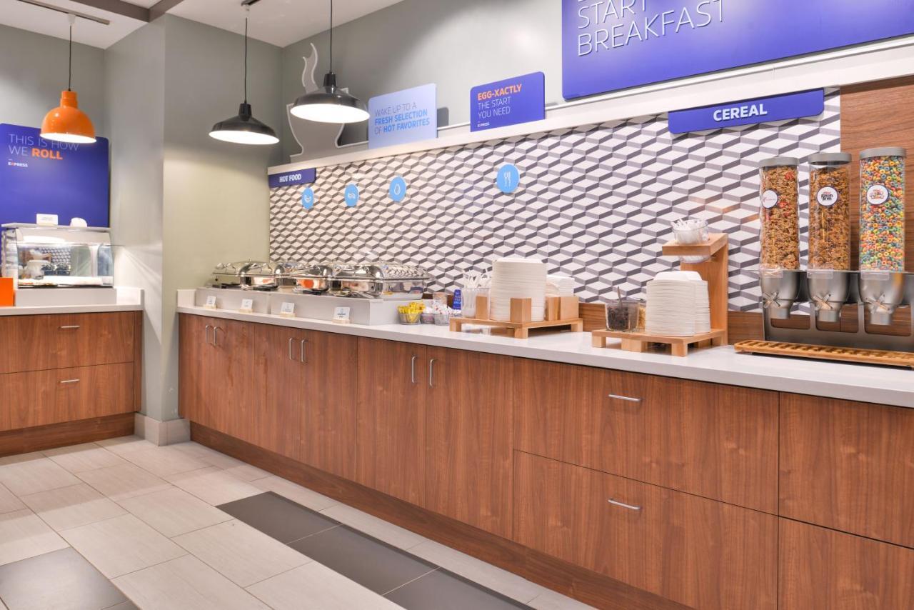 Holiday Inn Express - Milwaukee Downtown By Ihg Exterior foto